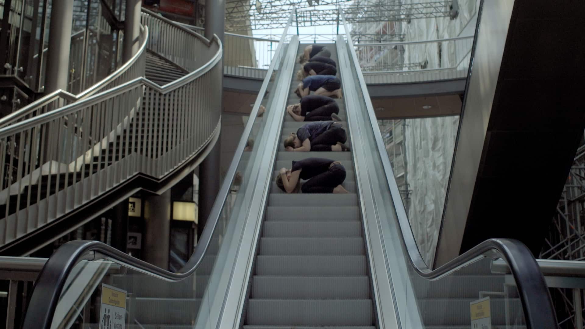 Anna Witt is following a group of young people in Leipzig while developing a manifest for a potential youth movement. The young adults spent several months realizing the project in close cooperation with the artist. During their conversations, they are discussing their personal ideas of social utopias and are expressing their own feelings within the prevailing systems. By questioning and deconstructing consisting norms and values of our society, they are following their ideas of these concepts and their meanings to articulate the youth movement’s inherent purpose. According to their own imagination and sensations, they translated their manifest into physical forms of expression and performative interventions in the public space. The project has been developed in significant contribution by the group, not just as participants but as coauthors from the beginning throughout the whole process. Utopian approaches are openly express without comment and provoke the viewers to position themselves. Fathoming authorship and hierarchies within participatory concepts play a particular role in Anna Witt’s artistic practice. In doing so, the artist creates fictional spaces to enable a certain distance when questioning society and own positions in a playful way. In collaboration with Maria Bujanov, Phillip Borchert, Anja Engelhardt, Belve Langniss, Blandia Langniss, Chiara Rauhut, Lena Schubel