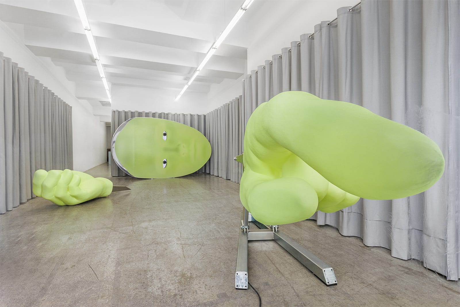 Divine Desires by Stine Deja & Marie Munk at Alba Gallery, Vienna. Install shot by Kunstdokumentation.com