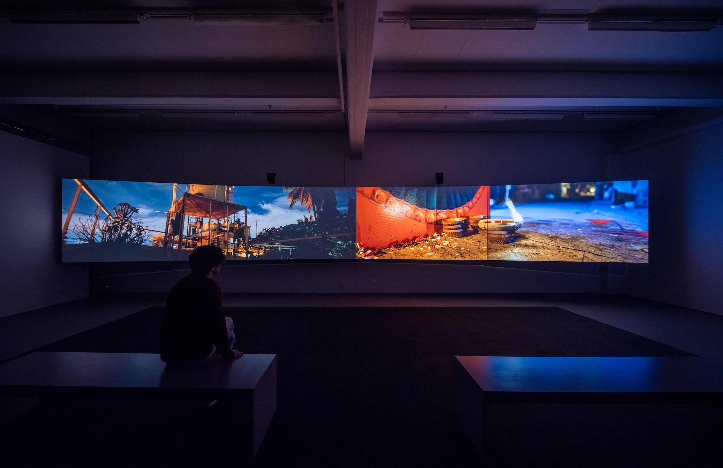 In the monumental four-channel film installation, music is the starting point. The film takes us through a series of panoramic sequences of landscapes accompanied by Johann Sebastian Bach’s 1st and 2nd cello suites, in a new interpretation by South African classical guitarist Derek Gripper. It is as if the film follows the music, rather than vice-versa. In addition, a tanpura drone and a long-necked fretless lute, common in Indian classical music, are barely audible in the background. The show also features a series of glass sculptures with light animations and a filmic object adding to a multidimensional experience.