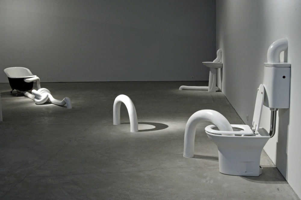 L’Amore, a huge installation taking up the entire floor of a gallery takes in this way a form that is both cold and brutal. Large pipes connecting a sink and toilets transplanted there run through the space, their path is enigmatic, just like the geography of the areas they connect. Something is definitely circulating, transitivity reigns but which direction and to reach what- whom? Inspired by Jean Cocteau’s play ”Human Voice” in which Anna Magniani, in the film